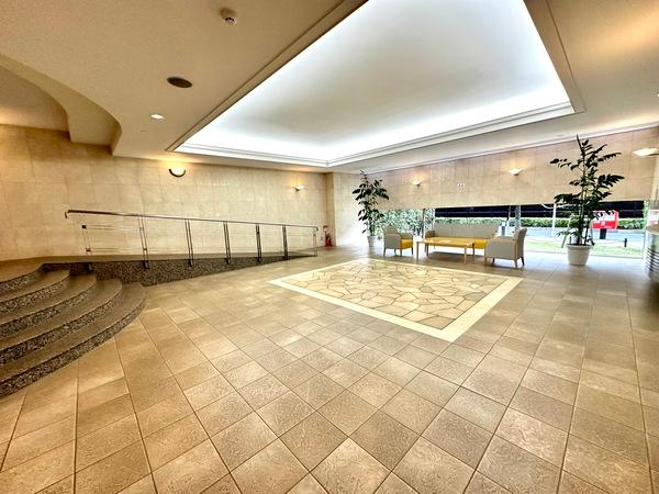 スロープがあり、車いすの方でも問題なく通行ができます