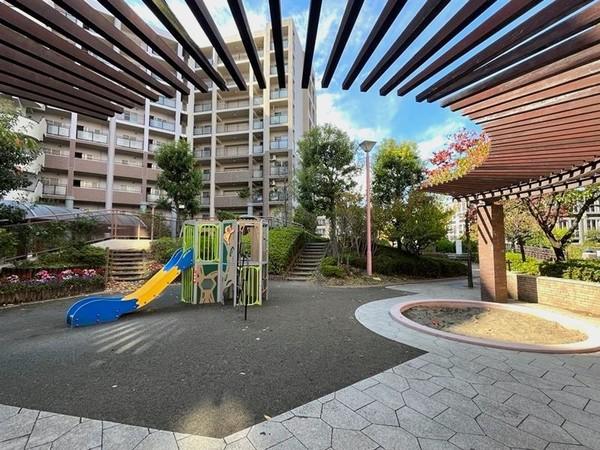 マンション敷地内に公園がございます。