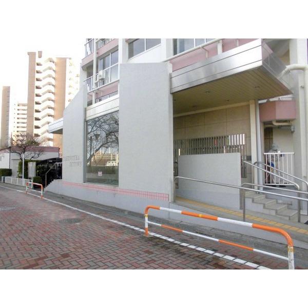 入口部分の隠れた大きなエントランス。広い敷地内も綺麗に管理されております。