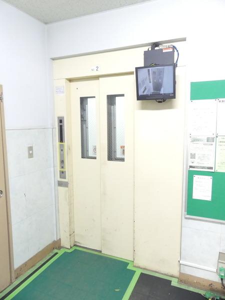 ●モニター付きで安心のエレベーター