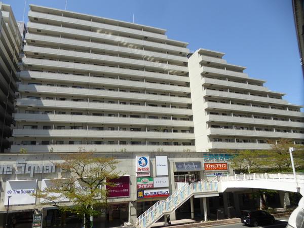 1〜2階は商業施設になっており、買い物便も良好です。悪天候時に濡れることなく、お買い物が出来ますね