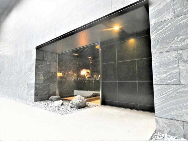 重厚感のあるエントランス