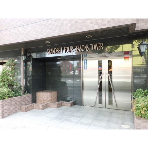 正面エントランス。一歩奥まった入り口が安心感と高級感を感じさせます。