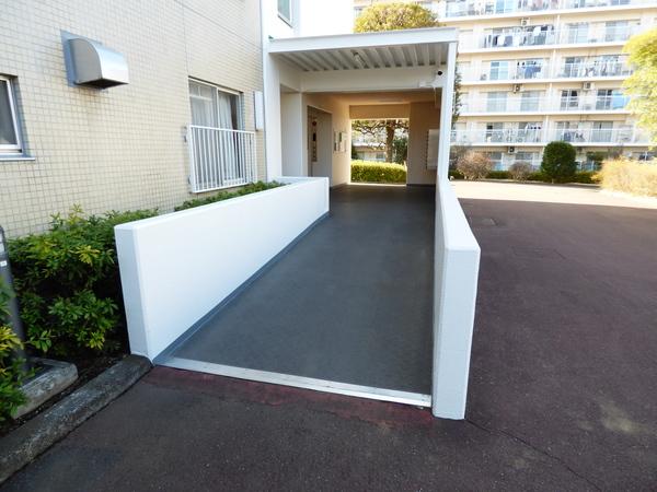 エントランスにはスロープがあります。