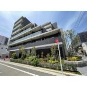 高級感のある建物外観。北側・東側道路はゆったりしており安心して通行できます。