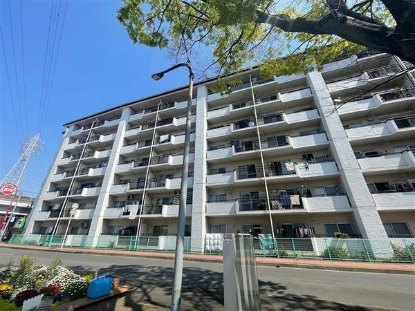 前面道路、公園があり日当たり良好