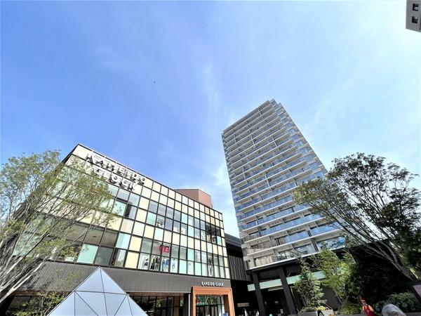 マンション外観と隣接する商業施設(KAMEIDO CLOCK)