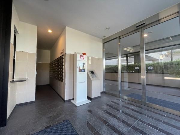 窓が多く明るいエントランスとなります。