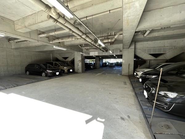 安心の屋根付き駐車場です。