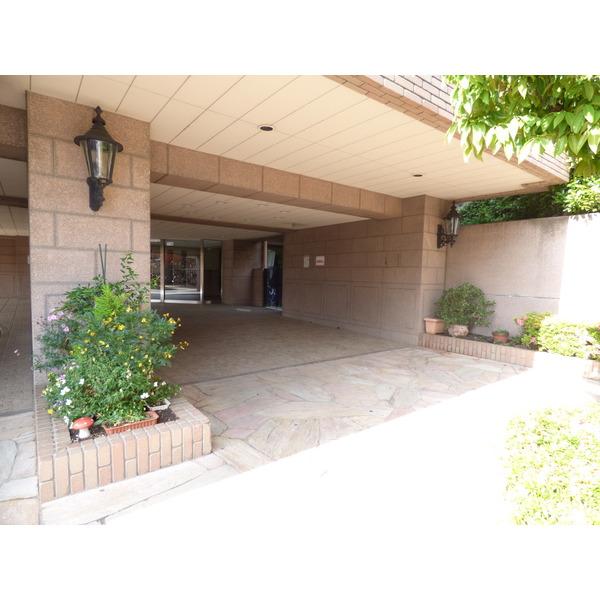 エントランスは車寄せ付き