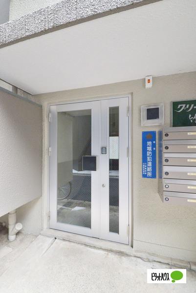 エントランスにはオートロックがございます。