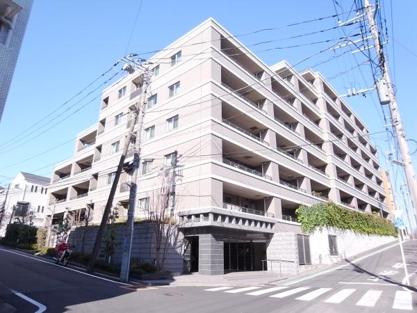 総タイル張り　屋上緑化や植栽計画にも配慮した外観です