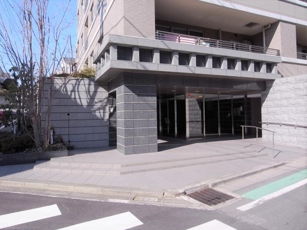重厚な造りのエントランス