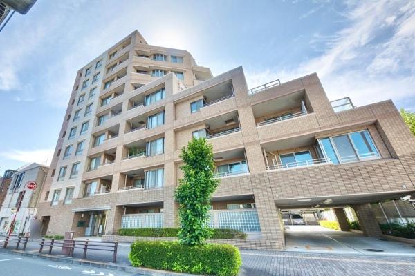 地上５階建て、総戸数４６戸です。