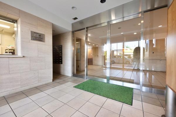 正面エントランスです。自動ドアになっております。