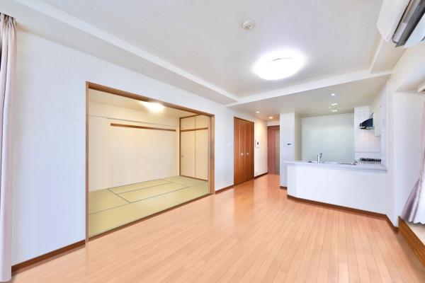 正面エントランスです。自動ドアになっております。