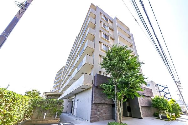 多摩川の街並みに調和した、落ち着いた雰囲気の外観デザイン