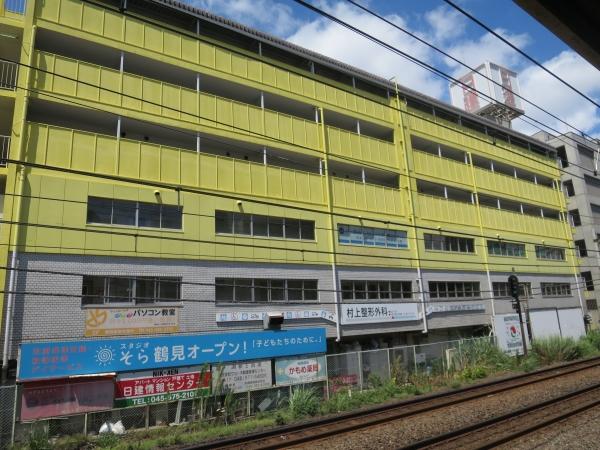 鶴見駅プラットホームからの外観　