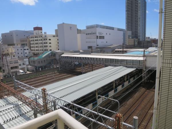 鶴見駅プラットホームからの外観　