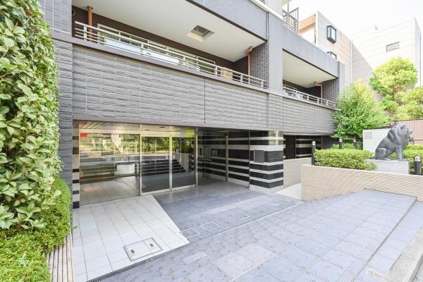 住む人を暖かく迎え入れるエントランス