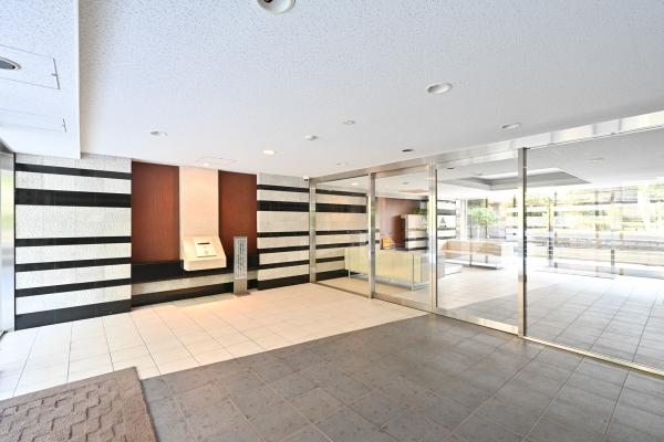 住む人を暖かく迎え入れるエントランス