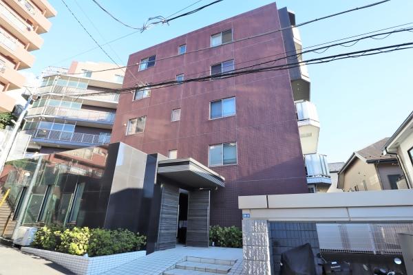 ブラウンを基調とした重厚感のあるタイル張りの外観