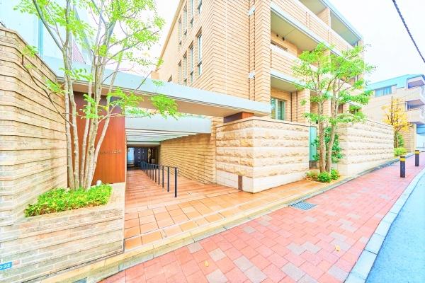 松濤の景観に溶け込む低層邸宅