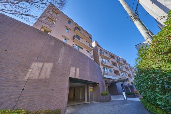 地上5階建て閑静な住宅地に佇むマンションです