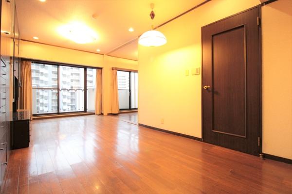 南向きにつき陽当り良好なリビング