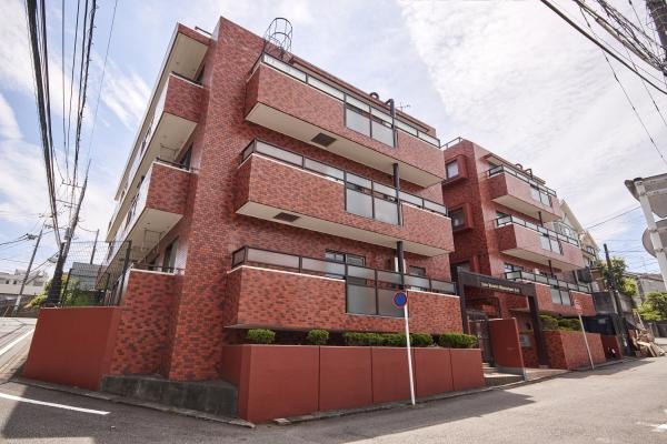 タイル貼りの明るい外観です。