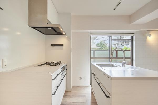 ２列型キッチン、角住戸で明るい調理スペースです。