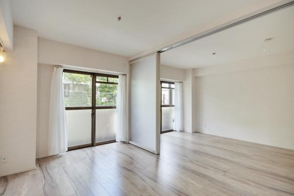 ２列型キッチン、角住戸で明るい調理スペースです。