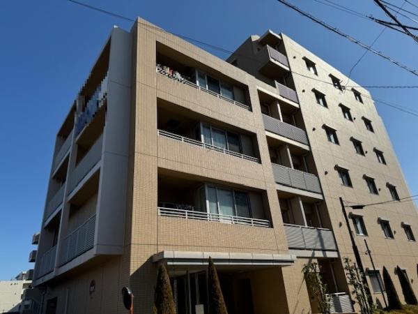 タイル張りの外観