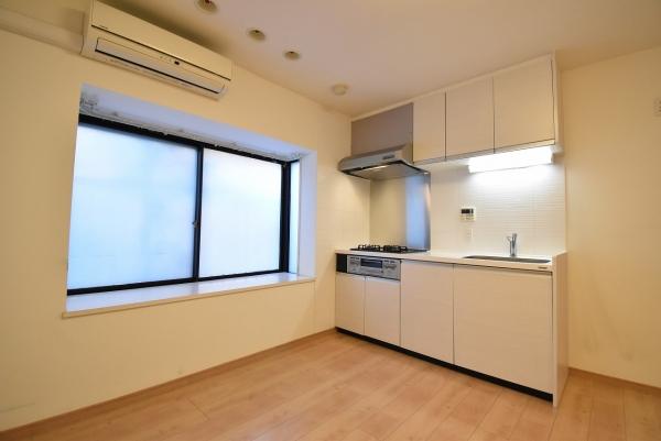 キッチン横には窓があります