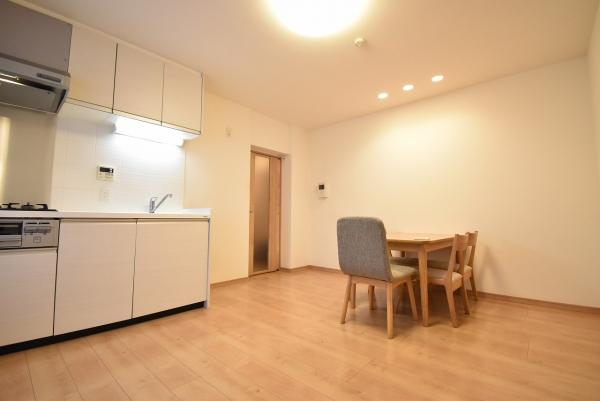 キッチン横には窓があります