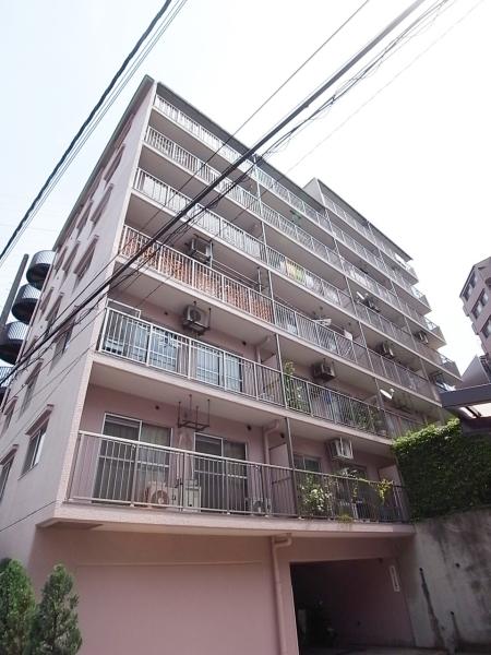 クラシックなレンガ調のマンションです