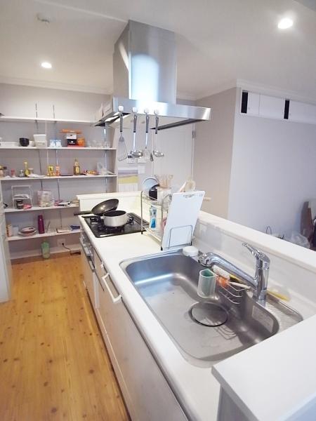 約21.2帖の広々リビングは様々なレイアウトに対応します