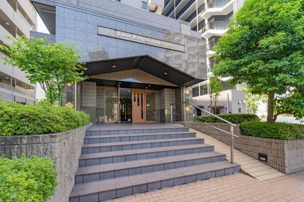 バリアフリー仕様のスロープ付きマンション入り口