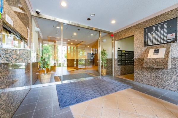 バリアフリー仕様のスロープ付きマンション入り口