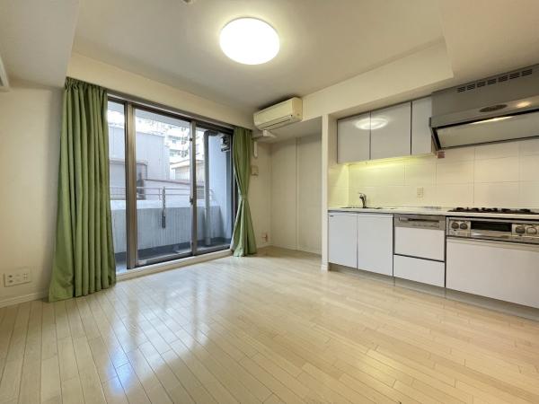 約１０．７帖のリビング・ダイニング・キッチンは2面採光となっております。