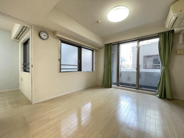 約１０．７帖のリビング・ダイニング・キッチンは2面採光となっております。