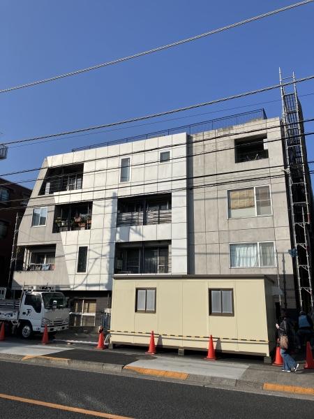 明るいグレーのコンクリートの外壁