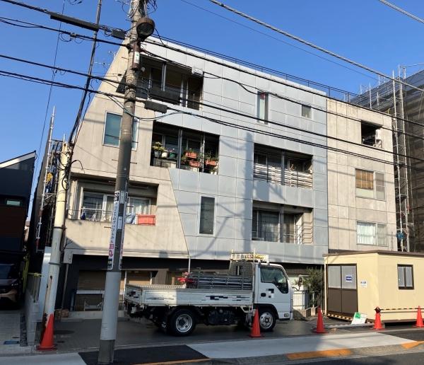 明るいグレーのコンクリートの外壁