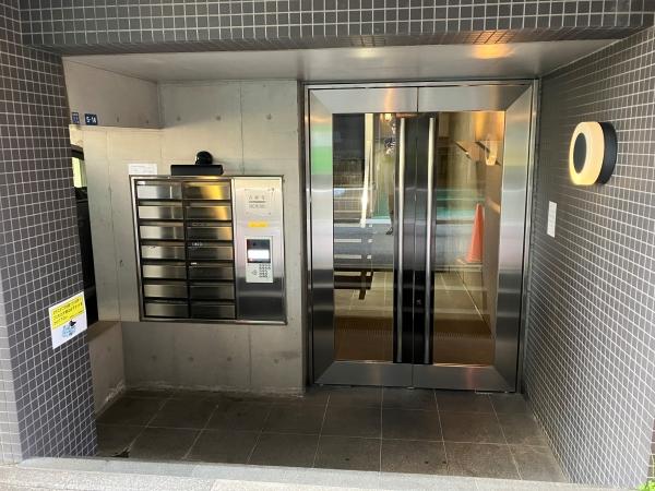 明るいグレーのコンクリートの外壁