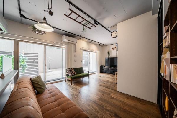 ブラウンのフローリングが映えるシックな空間