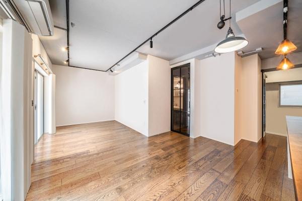 ブラウンのフローリングが映えるシックな空間