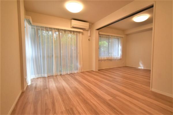 開放感のあるリビングダイニングと洋室