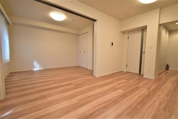 開放感のあるリビングダイニングと洋室