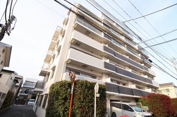 外壁は白色、シックで落ち着いた印象です