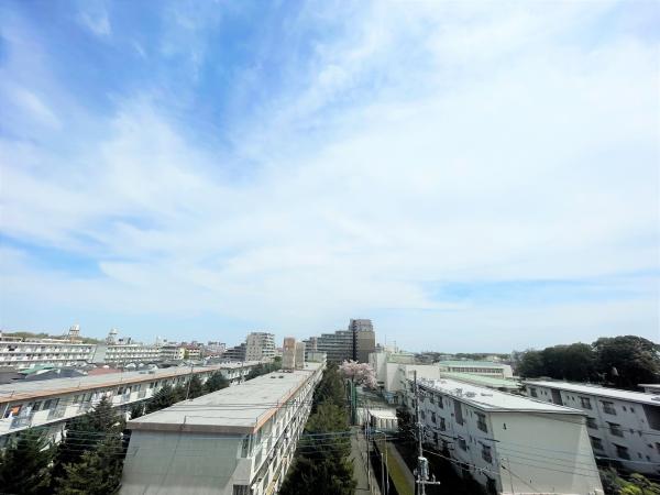 お荷物の上げ下ろしやお迎えの車寄せがあるエントランスアプローチ